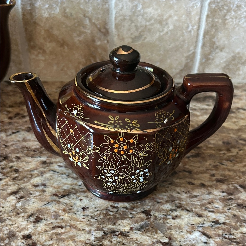 Vintage brown Betty red wear teapot small